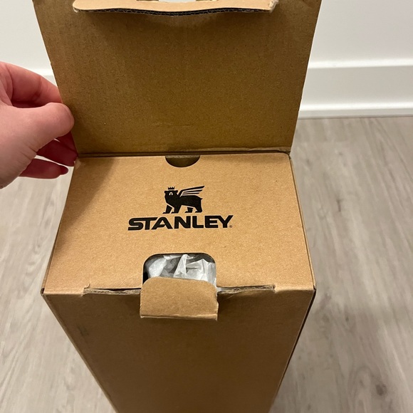 BNIB Limited Release Stanley 40oz Quencher in PINK PARADE ๐ - Picture 2 of 7